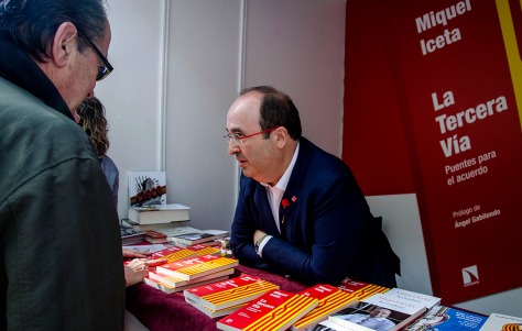 Barcelona, Sant Jordi 2017 - Miquel Iceta firmando su libro "La tercera via"